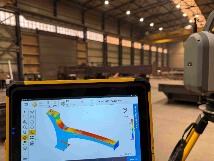 Trimble SX12 laserscanner controleert een stalen ligger in het atelier via een heat-map inspectie op een tablet TSC510