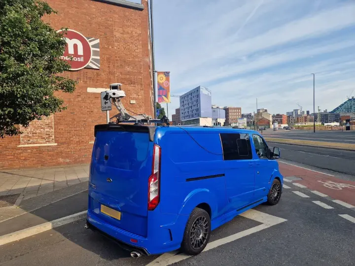 De Viametris MS-96 mobiele LiDAR scanner gemonteerd op het dak van een voertuig voor razendsnelle mobile mapping in een stedelijke omgeving.