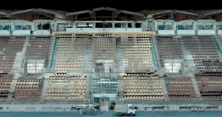 alt="Een gedetailleerde 3D-puntenwolk van een compleet voetbalstadion, razendsnel ingemeten met de Viametris MS-96 mobiele LiDAR scanner.