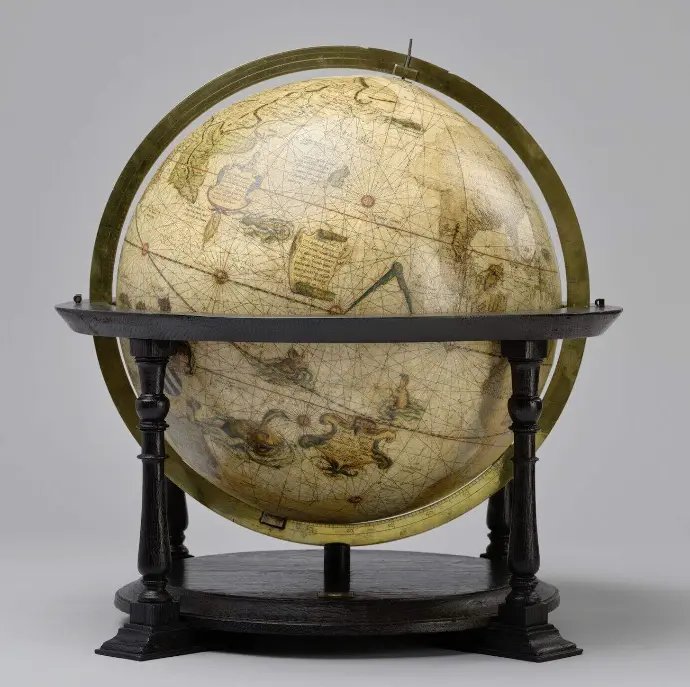 Detail van een historische wereldbol van Gerardus Mercator als symbool voor de oorsprong van de moderne cartografie.