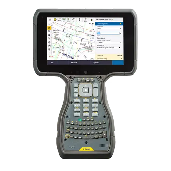 De interface van Trimble Access™ veldsoftware op een robuuste TSC510 controller, waarop live survey-metingen en gescande point clouds van de Trimble SX12 worden gevisualiseerd.