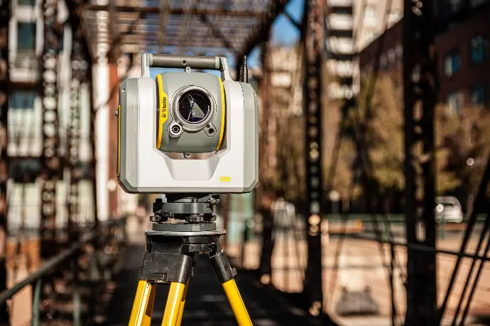 Trimble SX12 ingezet voor structurele monitoring en inspectie van een constructie, gebruikmakend van de 1 inch hoeknauwkeurigheid en VISION-camera-technologie.