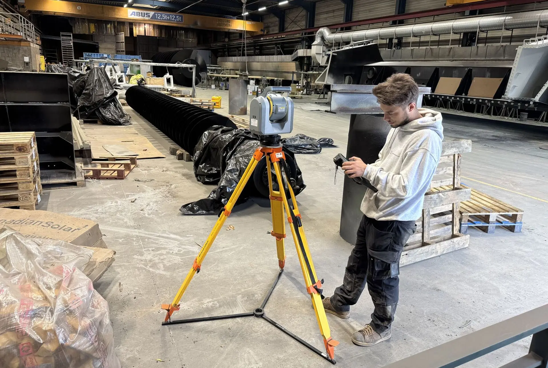 De Trimble SX12 opgesteld in een fabriekshal voor de kwaliteitscontrole van prefab betonelementen middels 3D-scanning en as-built verificatie.